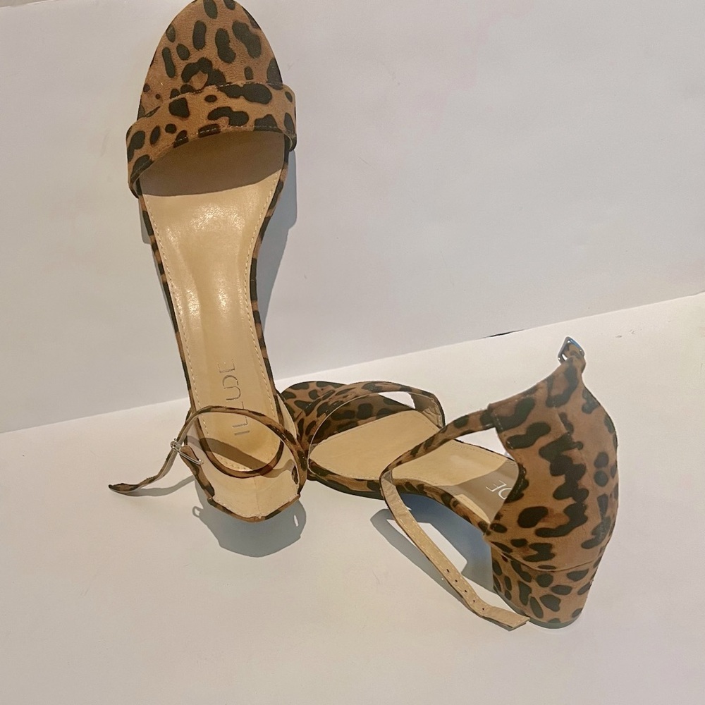 ILLUDE Women’s Fashion Ankle Strap Kitten Heel Size 11 Sandals